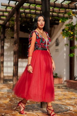 Vestido Dalia con bordado elaborado a mano por las artesanas de Valle Nacional, Tuxtepec, Oaxaca.